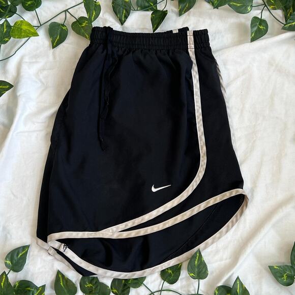 Nike womens running shorts - Picture 2 of 4